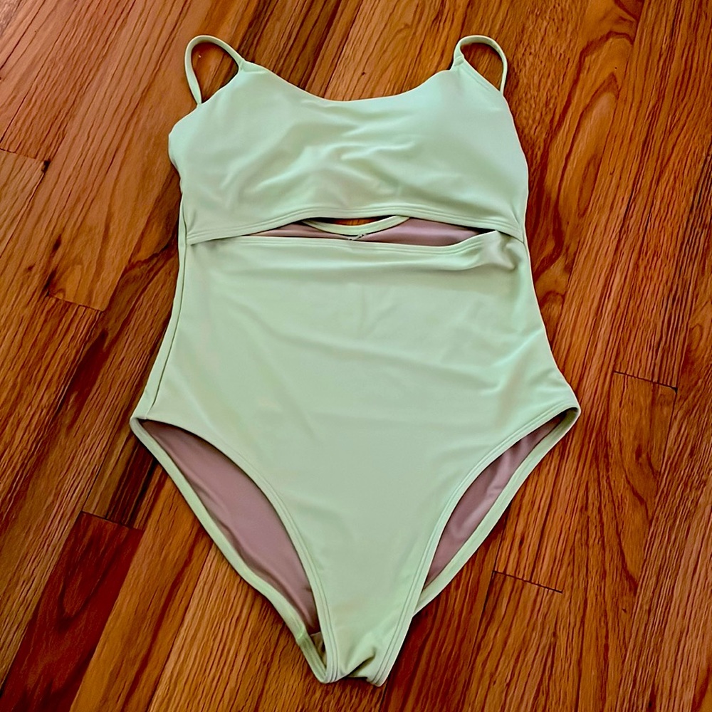 Women’s bathing suit
